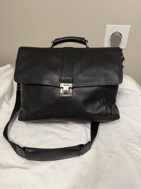 Tumi Black Leather Briefcase Messenger bag